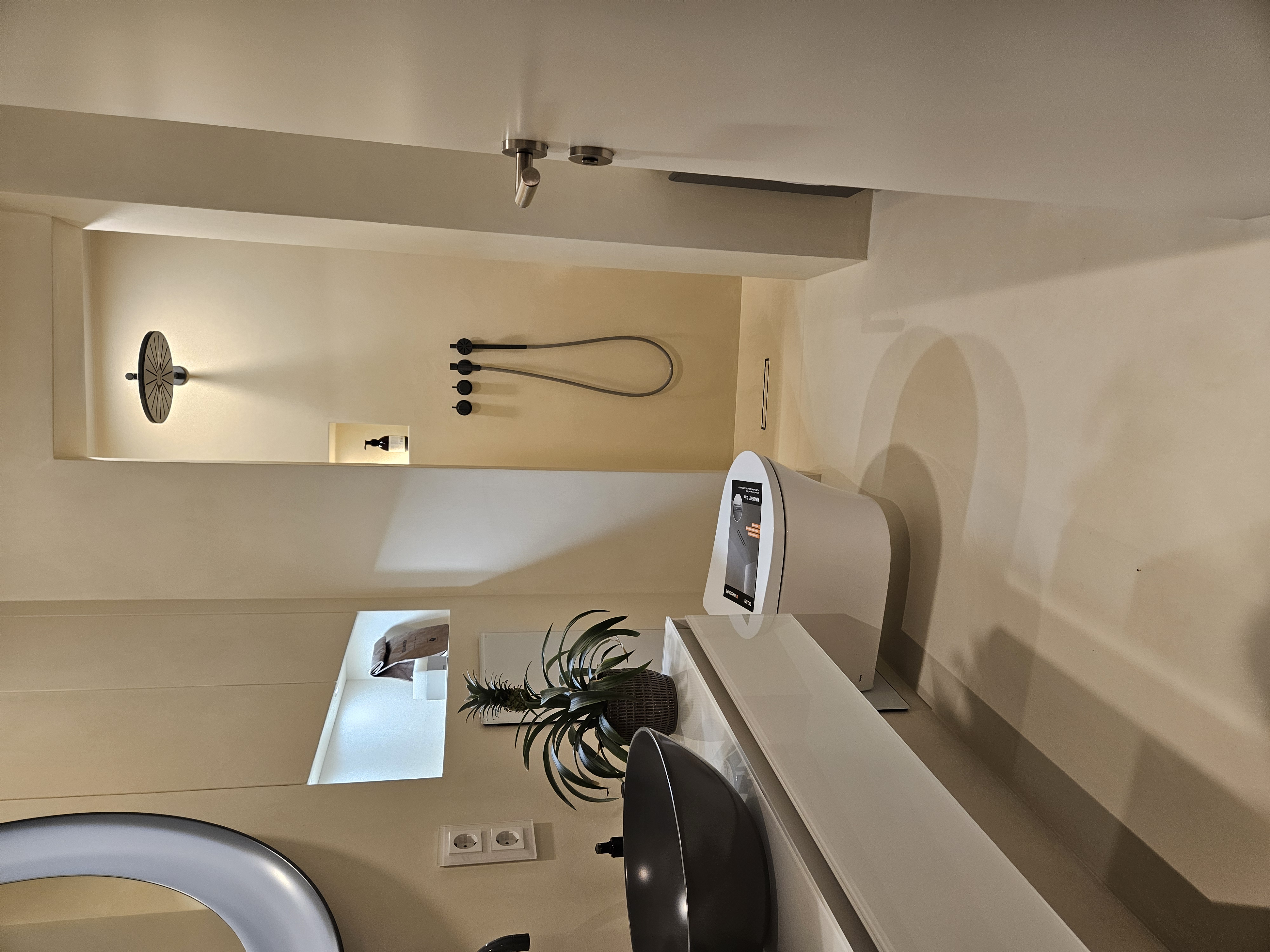 Stilvolles, fugenloses Badezimmer als Beispiel für hochwertige Sanierungsprojekte